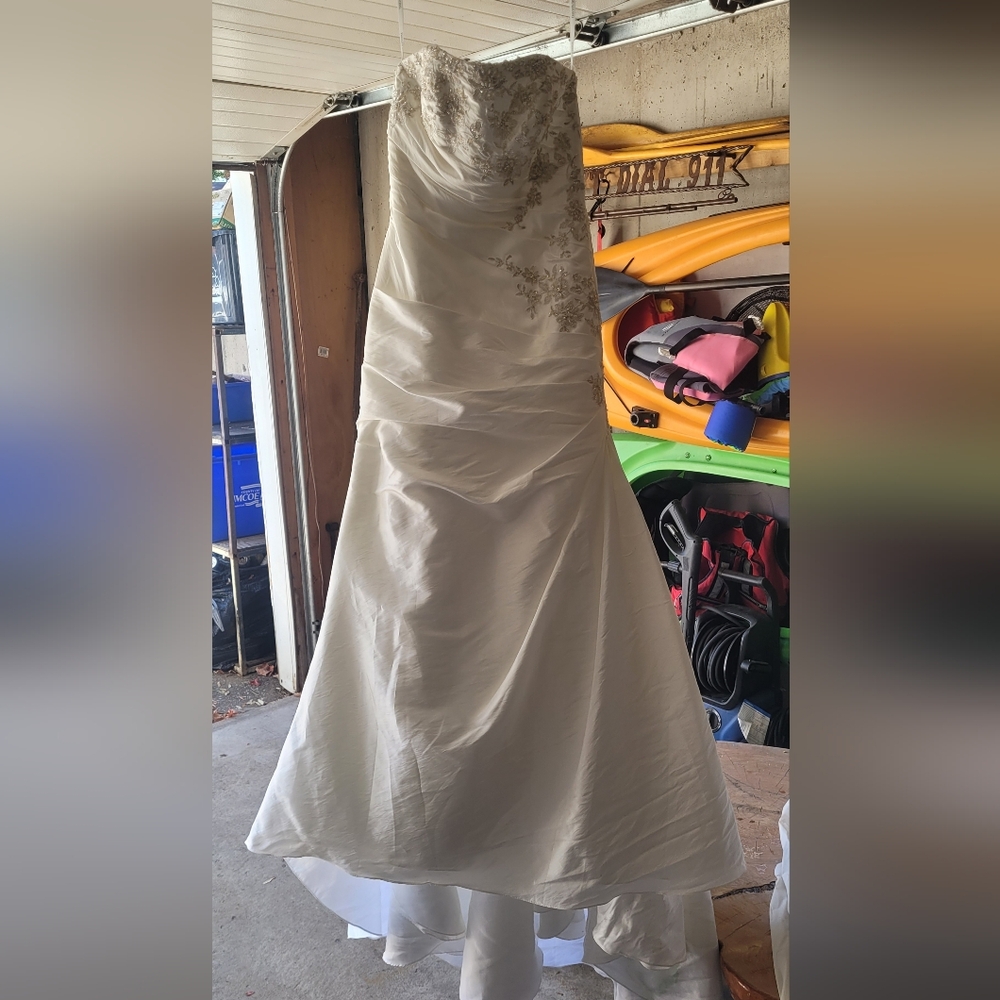 David's Bridal White Strapless Wedding Dress